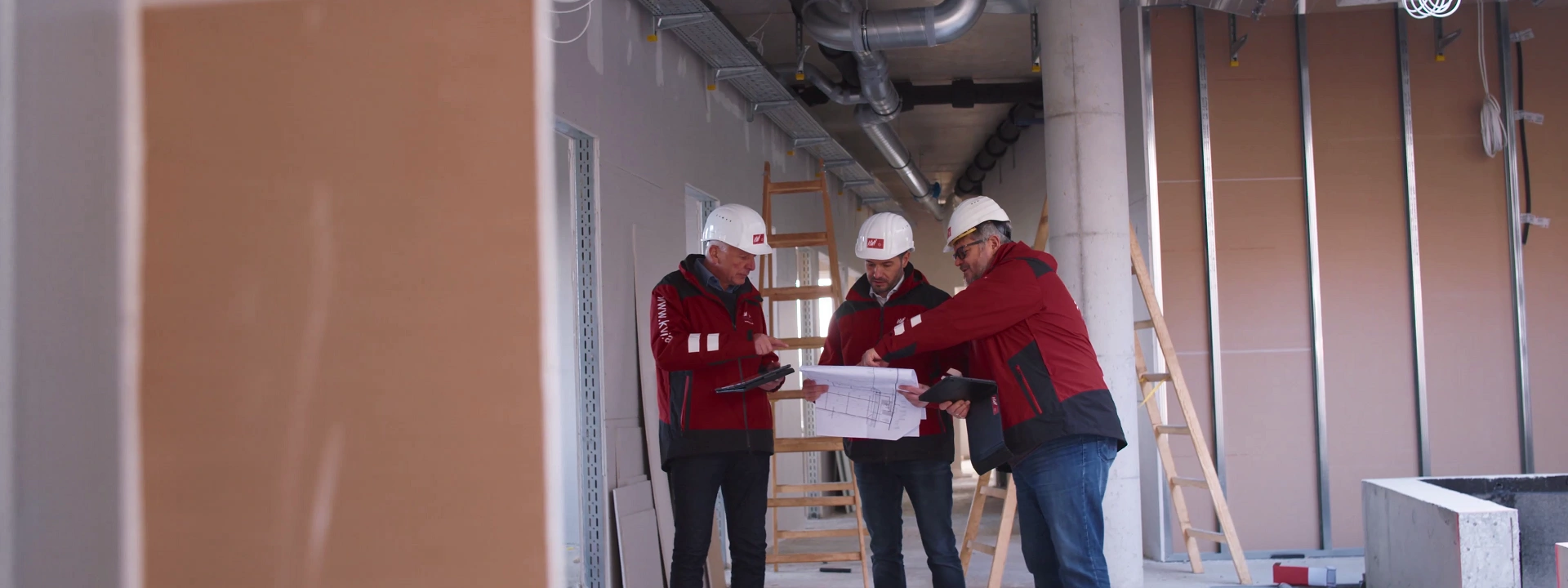 3 Mitarbeiter auf der Baustelle