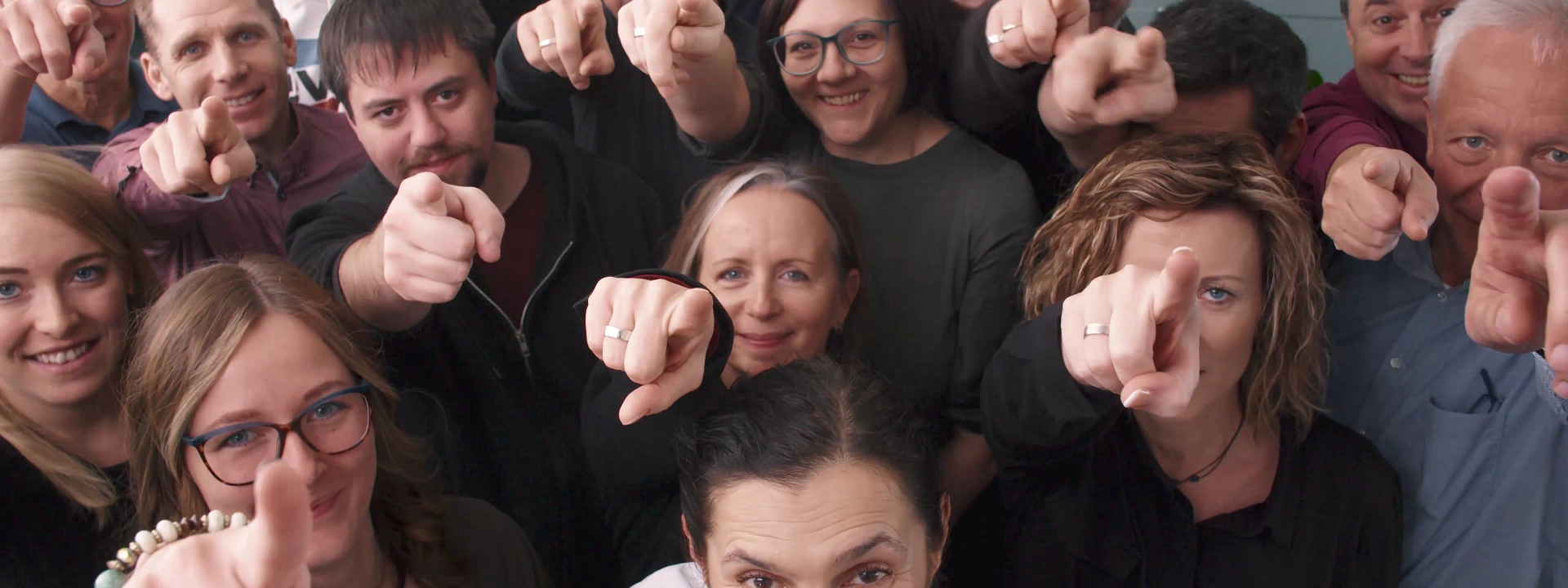 Mitarbeiter zeigen mit Zeigefinger auf dich komr.